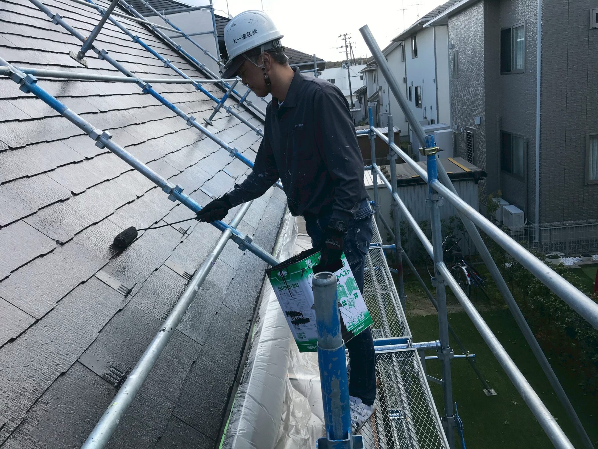 郡山市 S様邸 屋根塗装の上塗り仕上げ作業｜郡山 屋根メンテナンス