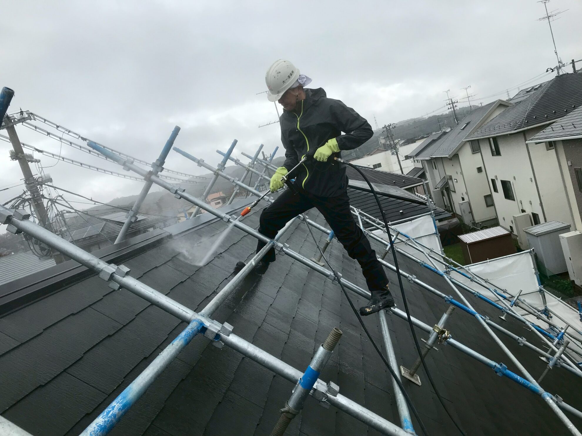 郡山市 S様邸 屋根塗装前の高圧洗浄作業｜郡山 屋根塗装 施工事例 